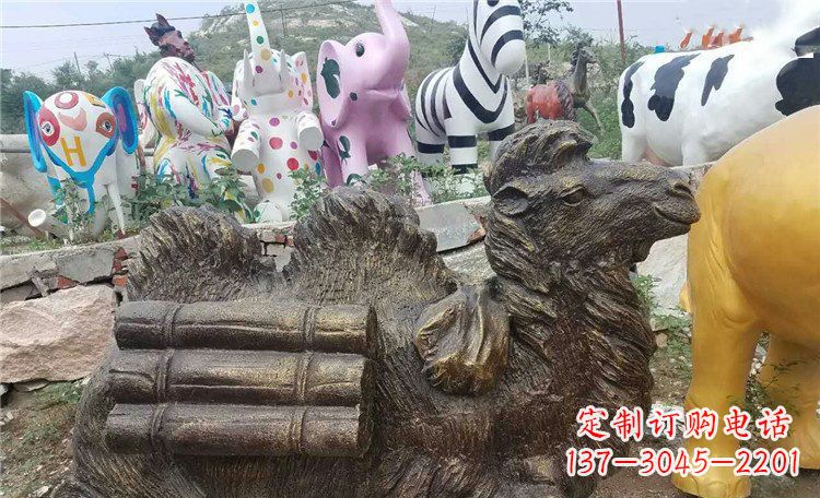 贵阳卧着的骆驼动物铜雕 (2)