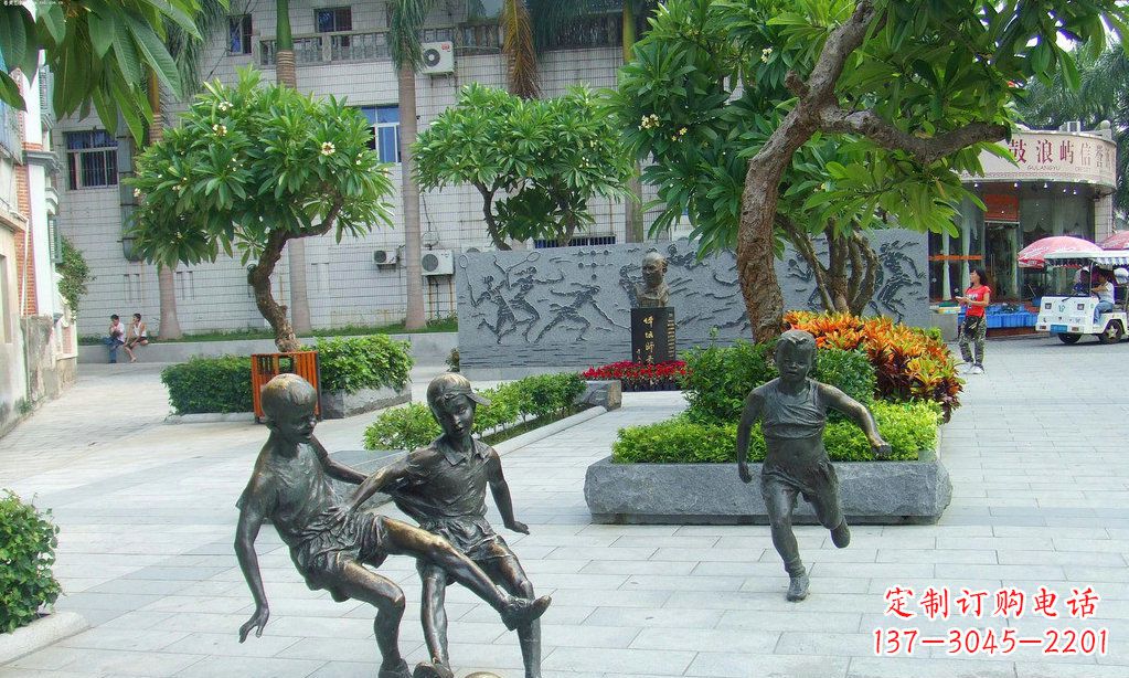 贵阳小孩踢足球铜雕
