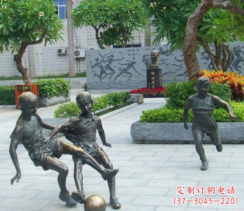 贵阳小孩踢足球公园景观铜雕