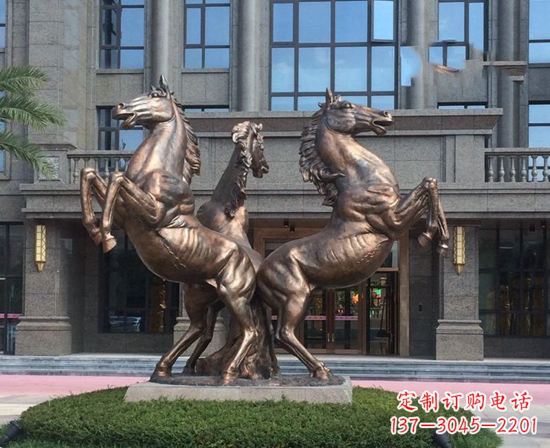 贵阳小区立马铜雕