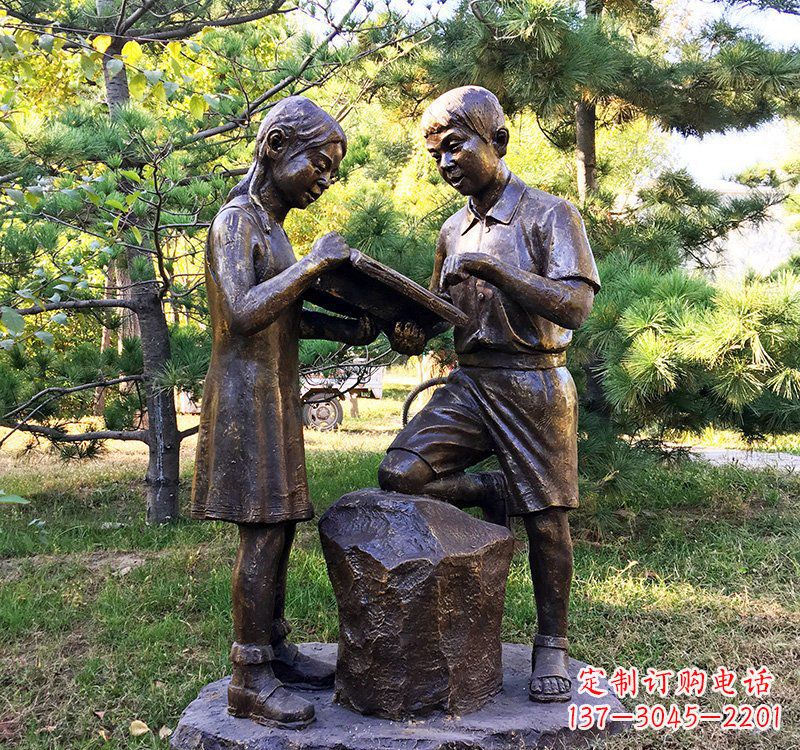 贵阳校园读书的学生铜雕