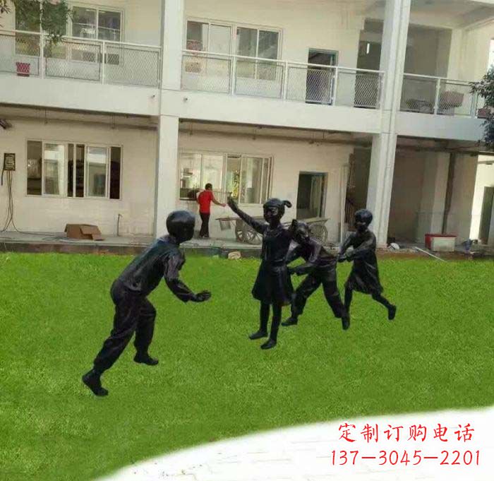 贵阳校园儿童玩老鹰捉小鸡铜雕