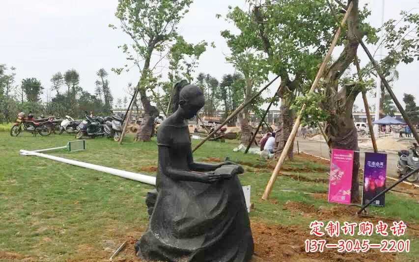 贵阳校园看书女孩雕塑
