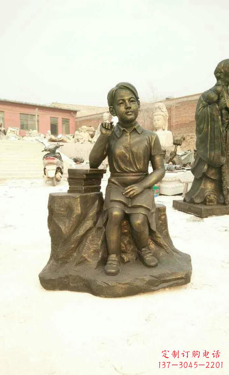 贵阳校园看书思考的学生铜雕