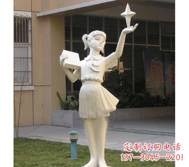 贵阳校园拿书本的小学生石雕