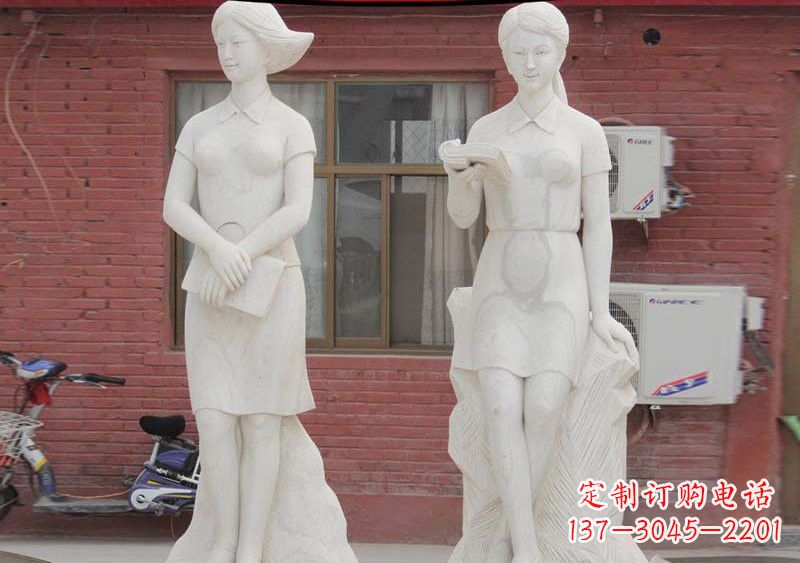 贵阳校园拿书本的学生石雕