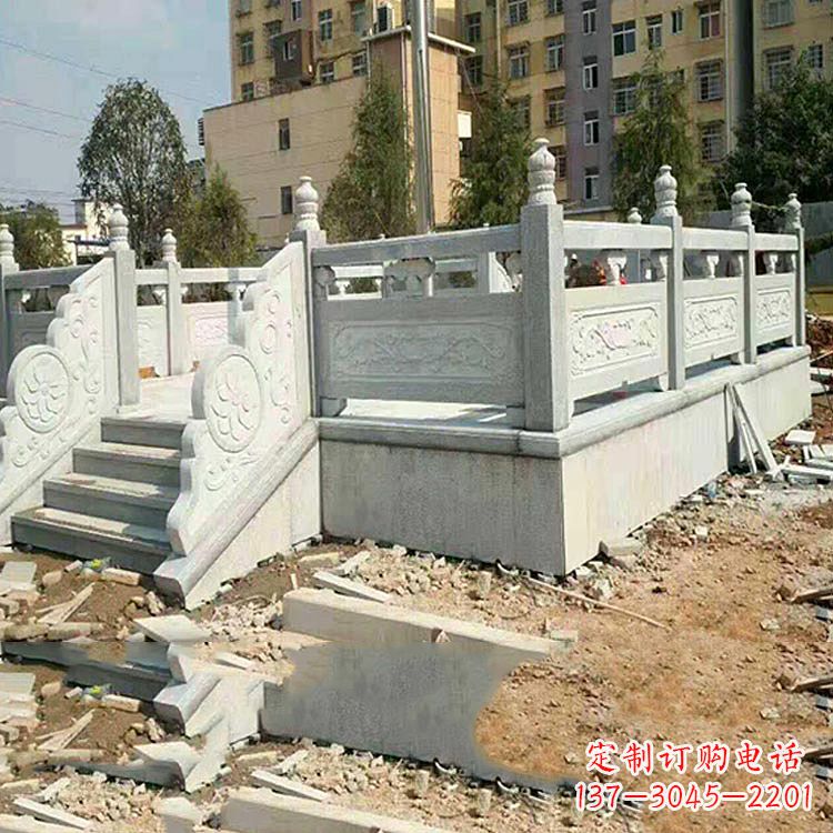 贵阳校园青石升旗台