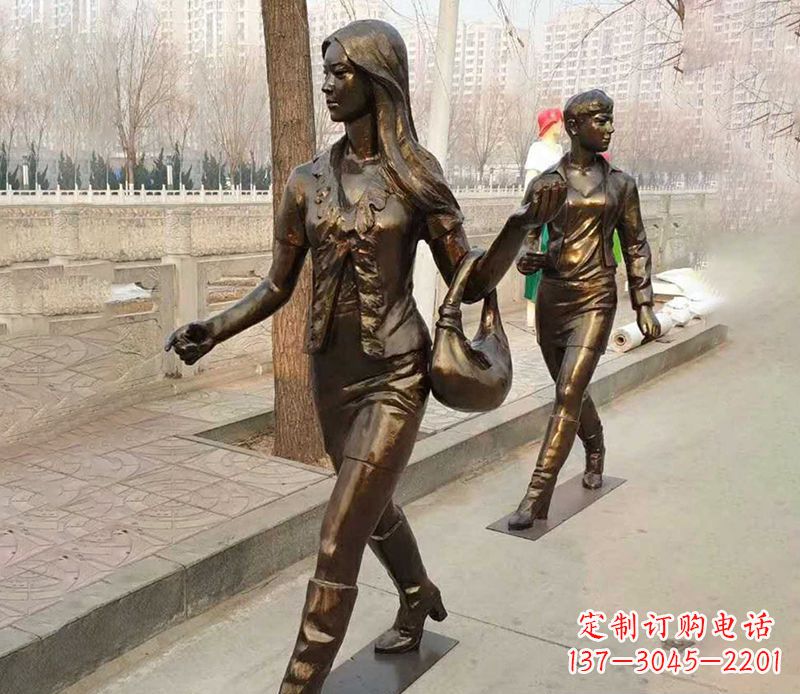 贵阳行走的女人街边人物铜雕