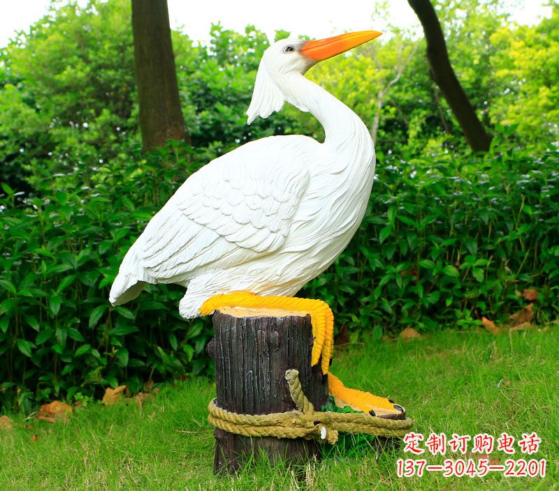 贵阳一男一女抱一只鸽子雕像