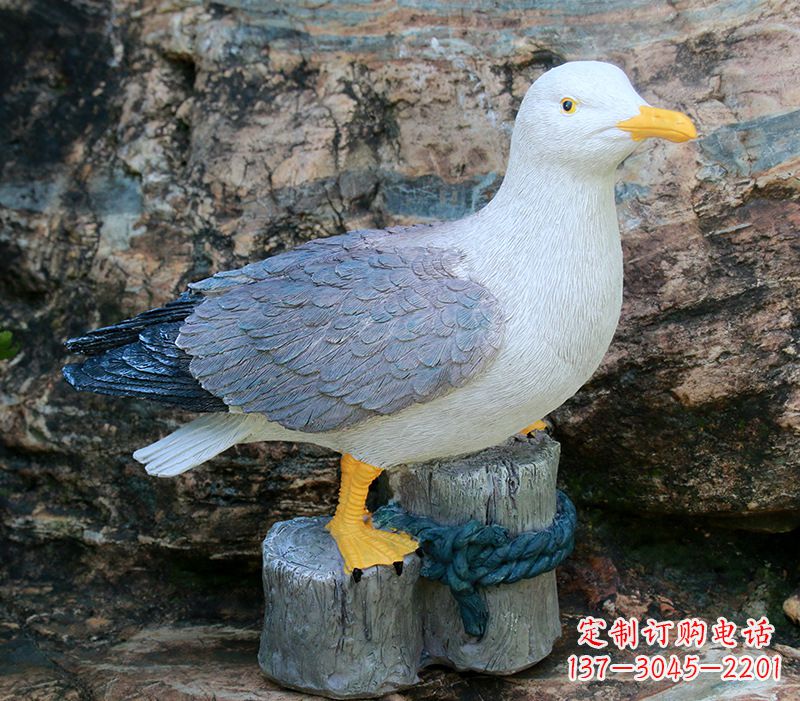 贵阳一手托鸽子 一手拿书本的雕塑像