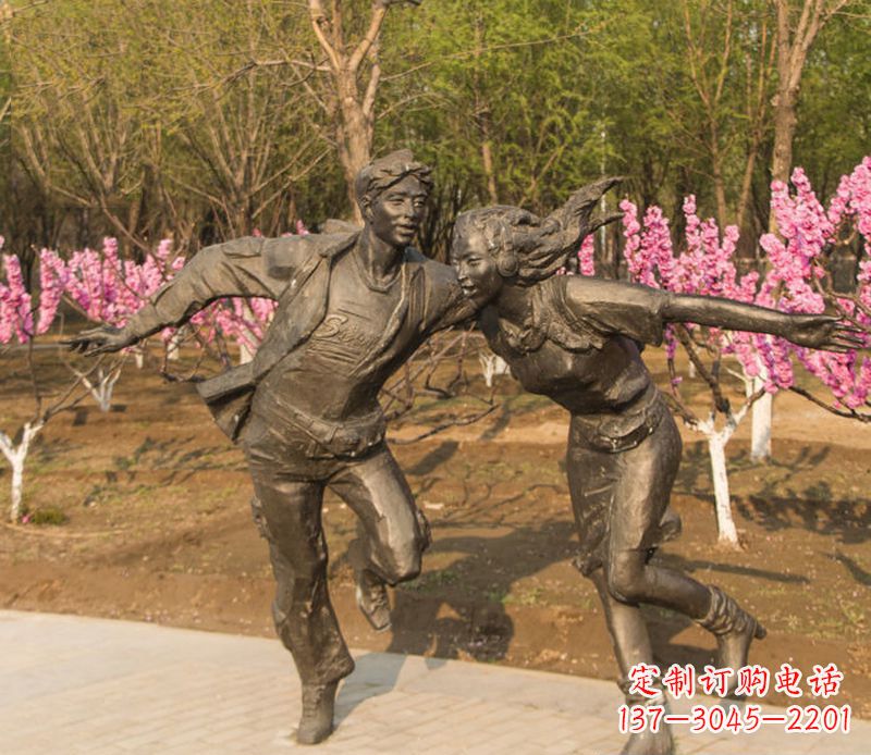贵阳游玩的情侣铜雕