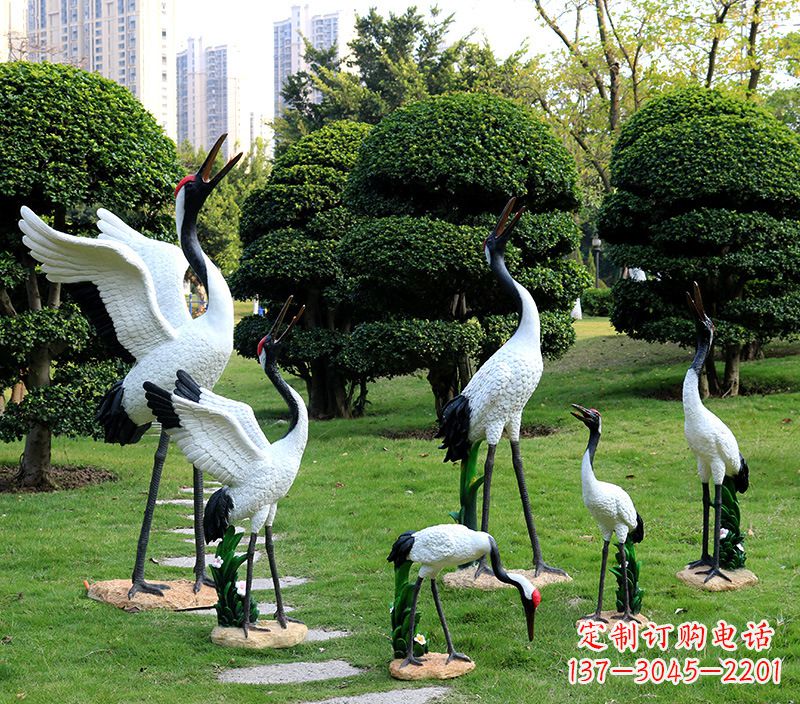 贵阳幼儿园卡通丹顶鹤雕塑