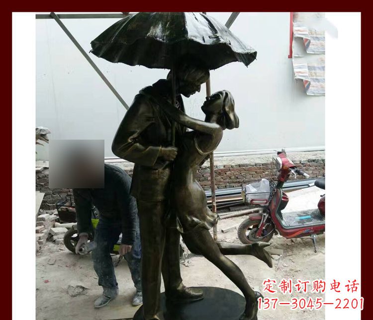贵阳雨伞下拥抱的情侣铜雕
