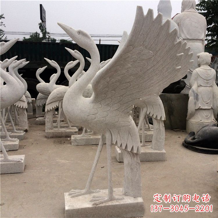 贵阳展翅欲飞的仙鹤石雕