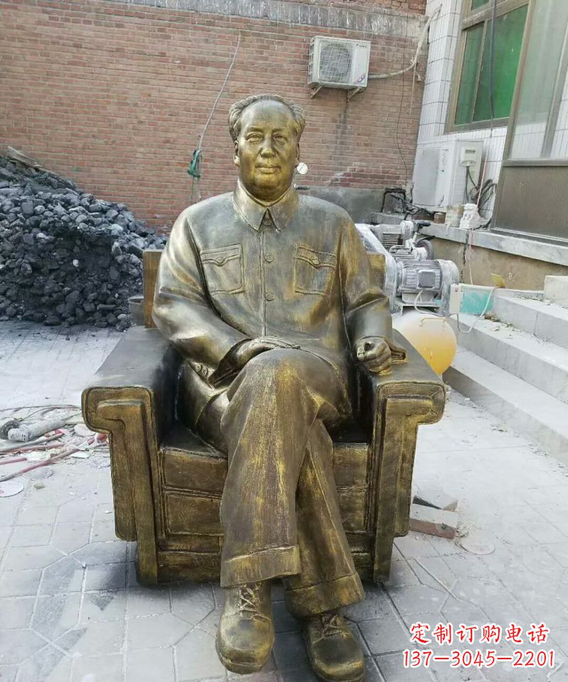 贵阳坐沙发的毛主席铜雕